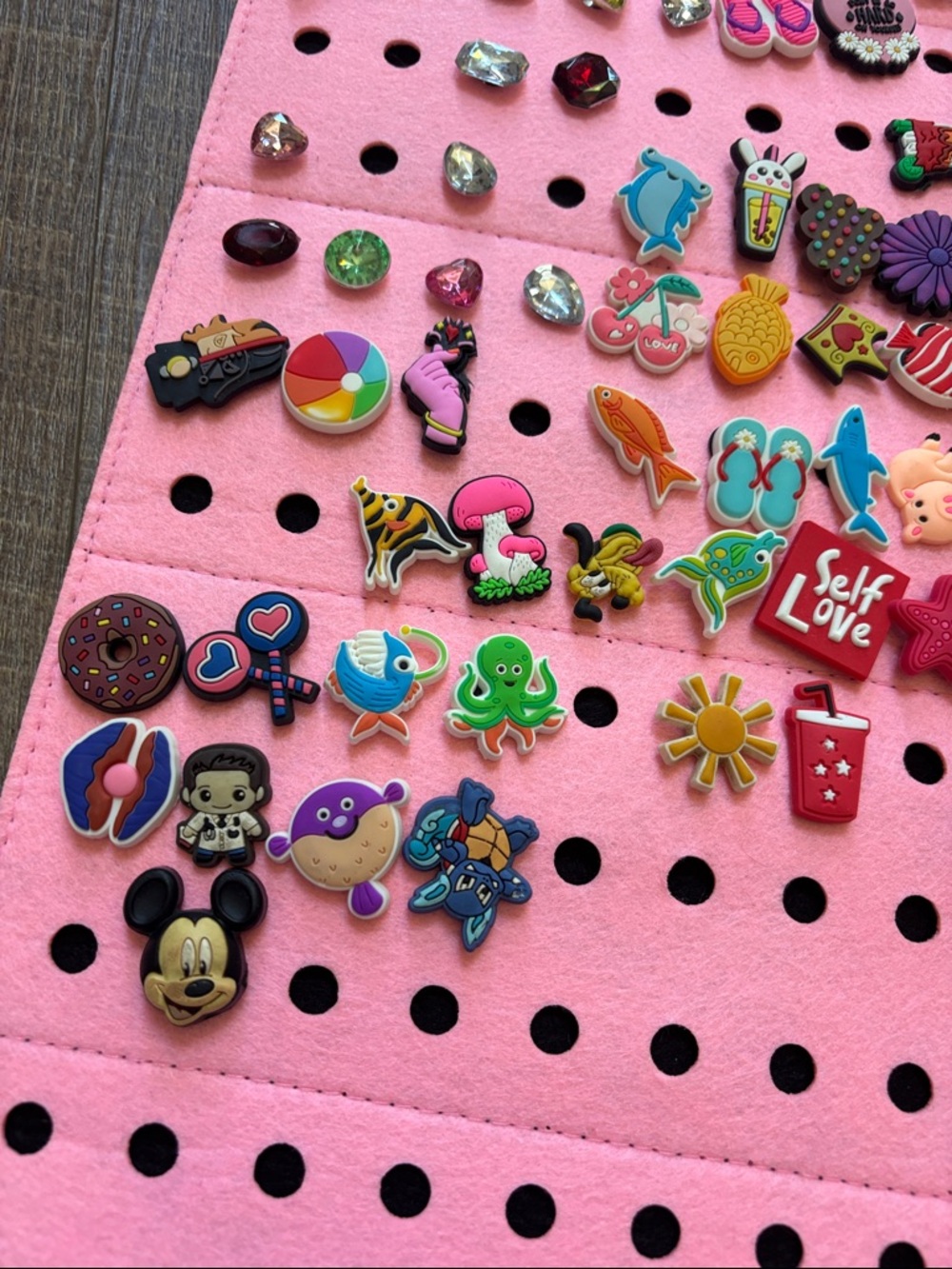 98 croc charms with Felt Display Board for holding - Picture 4 of 7